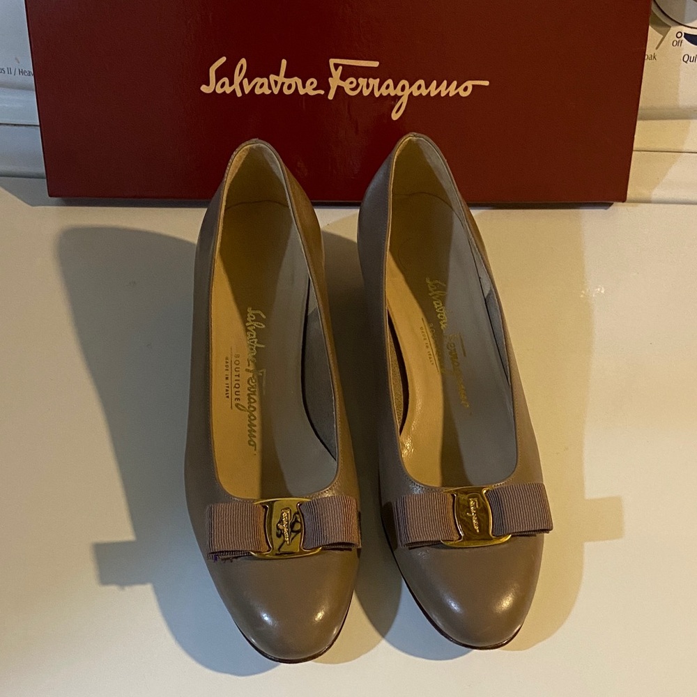 Salvatore Ferragamo Taupe Leather Vara Bow Pumps with Gold Tone Hardware 9Guc